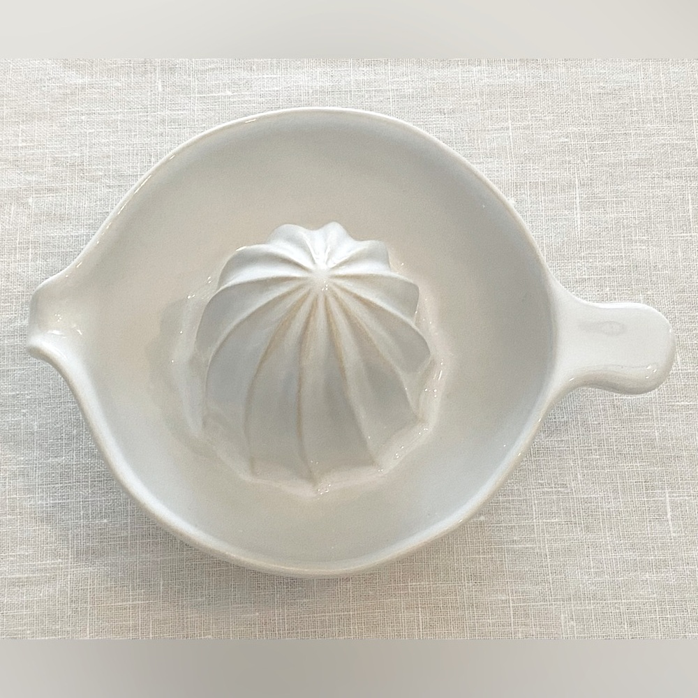 The White Company (London) - White Stoneware Citrus Squeezer 🍋🍋‍🟩🍊